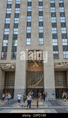 New York, NY, USA - 3. August 2023: Haupteingang zum Comcast-Gebäude am Rockefeller Plaza. Fußgänger und klassische Wandmalereien, Sound, Weisheit und Stockfoto