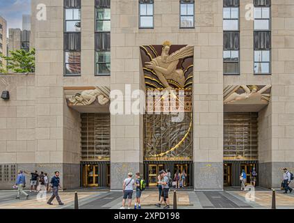 New York, NY, USA - 3. August 2023: Haupteingang zum Comcast-Gebäude am Rockefeller Plaza. Fußgänger und klassische Wandmalereien, Sound, Weisheit und Stockfoto