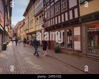 Erfurt, Deutschland - 22. Mai 2023: Gasse auf der Kaufmannbrücke, Kraemerbrücke in Erfurt. Sie wurde 1325 erbaut. Die einzige Brücke nördlich der Alpen, die komplett mit Häusern überbaut ist Stockfoto