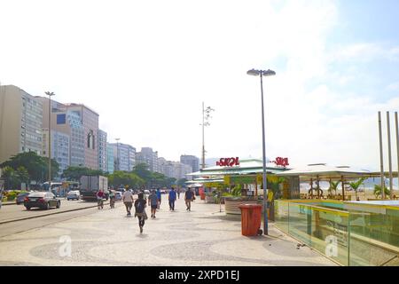 Bürgersteig auf der Avenida Atlantica, einer Promenade entlang des Copacabana-Strandes in Rio de Janeiro, Brasilien, Südamerika Stockfoto