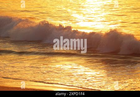 Atlantik am Morgen Sonnenlichtreflexionen, Copacabana Beach, Rio de Janeiro, Brasilien, Südamerika Stockfoto