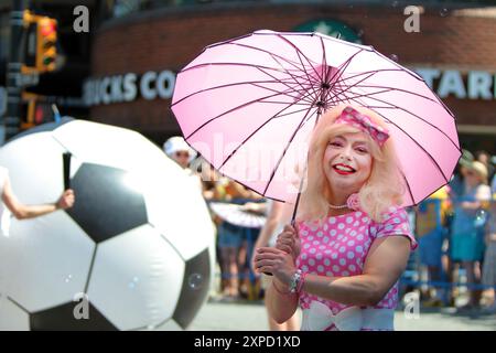 Vancouver, Bc, Kanada. August 2024. Vancouver Pride Parade 2024 am Concord Pacific Place. Die größte Pride Parade in Westkanada und eine der größten in Nordamerika mit rund 150 Einsendungen. (Kreditbild: © Mazyar Asadi/Pacific Press via ZUMA Press Wire) NUR REDAKTIONELLE VERWENDUNG! Nicht für kommerzielle ZWECKE! Stockfoto