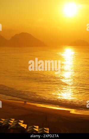 Herrlicher Blick auf den hellen Sonnenaufgang über dem Atlantischen Ozean vom Copacabana Strand, Rio de Janeiro, Brasilien, Südamerika Stockfoto