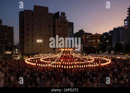 Tokio, Japan. August 2024. Tsukiji Honganji Bon Dance Festival in Tokio. Bon Odori Tanzfestivals finden den ganzen Sommer über in ganz Japan statt. In der Regel finden in Tempeln und Schreinen verschiedener Größe statt, sie sind familienorientierte Veranstaltungen mit Live-Musik-Aufführungen, Essensständen, lustigen Spielen für Kinder und Tanz für alle. Menschen jeden Alters kleiden sich in traditioneller Yukata-Kleidung und feiern gemeinsam den Sommer. (Foto: Stanislav Kogiku/SOPA Images/SIPA USA) Credit: SIPA USA/Alamy Live News Stockfoto