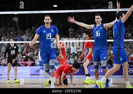 Paris, Frankreich. August 2024. Roberto Russo (L) und Yuri Romano (C) aus Italien feiern nach dem Viertelfinale der Männer zwischen Italien und Japan bei den Olympischen Spielen 2024 in Paris, Frankreich, 5. August 2024. Quelle: Ju Huanzong/Xinhua/Alamy Live News Stockfoto