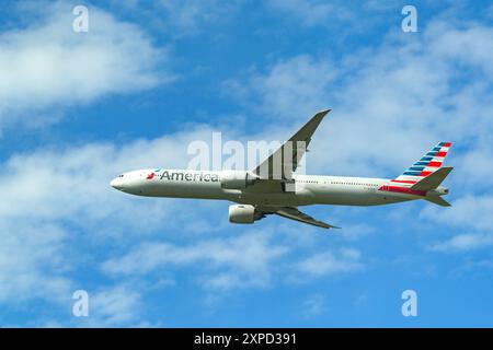 London, England, Großbritannien - 28. April 2024: Boeing 777 323ER (Kennzeichen N730AN), betrieben von American Airlines Climbing nach dem Start von London Heathrow Stockfoto