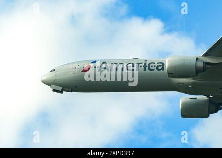 London, England, Großbritannien - 28. April 2024: Boeing 777 323ER, betrieben von American Airlines Climbing nach dem Start vom Flughafen London Heathrow Stockfoto