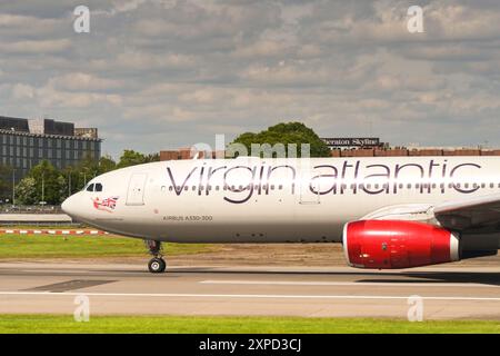 London, England, Vereinigtes Königreich - 28. April 2024: Airbus A330 (Registrierung G-VKSS), betrieben von Virgin Atlantic Airways, bereitet sich auf den Start von London Heathrow vor Stockfoto