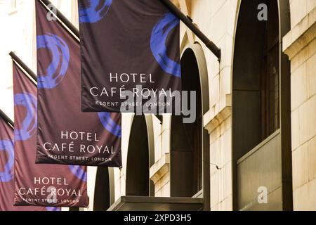 London, England, Großbritannien - 27. Juni 2023: Flaggen vor dem Eingang zum Hotel Cafe Royal in der Regent Street im Zentrum von London. Stockfoto