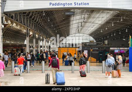 London, England, Großbritannien - 28. Juni 2023: Bahnreisende fahren in den Bahnhof London Paddington Stockfoto