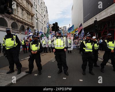 Met Police Protect Counter Protestistors bei der National Palestine Solidarity Demonstration, London, UK, 03/08/24 Stockfoto