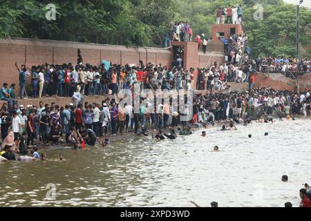 Dhaka, Wari, Bangladesch. August 2024. Regierungsfeindliche Demonstranten feiern am 5. August 2024 in Shahbag in der Nähe der Universität Dhaka. Die Proteste in Bangladesch, die im Juli als von Studenten geführte Demonstrationen gegen die Einstellungsregeln der Regierung begannen, gipfelten am 5. August, als der Premierminister flüchtete und das Militär ankündigte, eine Interimsregierung zu bilden. Die Menschen versammeln sich, um den Fall von Bangladesch Premierminister Scheich Hasina nach einem intensiven Konflikt zwischen Polizei, regierungsnahen Kräften und Anti-Quoten-Demonstranten in Dhaka, Bangladesch, zu feiern. Quelle: ZUMA Press, Inc./Alamy Live News Stockfoto