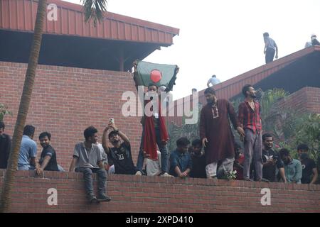 Dhaka, Wari, Bangladesch. August 2024. Regierungsfeindliche Demonstranten feiern am 5. August 2024 in Shahbag in der Nähe der Universität Dhaka. Die Proteste in Bangladesch, die im Juli als von Studenten geführte Demonstrationen gegen die Einstellungsregeln der Regierung begannen, gipfelten am 5. August, als der Premierminister flüchtete und das Militär ankündigte, eine Interimsregierung zu bilden. Die Menschen versammeln sich, um den Fall von Bangladesch Premierminister Scheich Hasina nach einem intensiven Konflikt zwischen Polizei, regierungsnahen Kräften und Anti-Quoten-Demonstranten in Dhaka, Bangladesch, zu feiern. Quelle: ZUMA Press, Inc./Alamy Live News Stockfoto