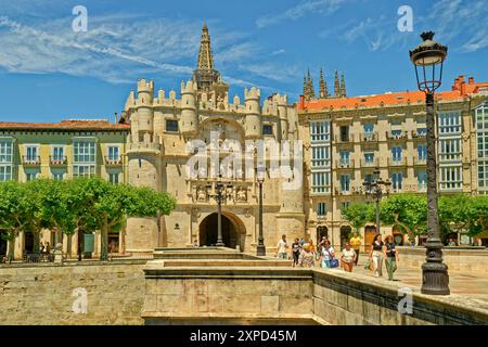 Arco de Santa Maria, St. Marienbogen, einer der Eingänge zur Kathedrale Santa Maria in Burgos, Provinzhauptstadt der Region Kastilien & Leon in Spanien. Stockfoto