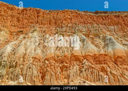 Klippen bei Praia da Falésia in der Nähe von Albufeira Portugal. Stockfoto