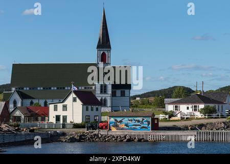 Hafen Trinity Neufundland, Bootstour dock, Häuser und St. Paul's Anglican Church Stockfoto