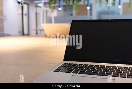 Laptop auf einem Tisch in einem Co-Working-Bereich Stockfoto
