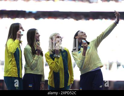 Paris, Frankreich. August 2024. Goldmedaillengewinner Yaroslava Mahuchikh (2. L) aus der Ukraine, Silbermedaillengewinner Nicola Olyslagers (1. L) aus Australien, Bronzemedaillengewinner Eleanor Patterson (2. R) aus Australien und Iryna Geraschtschenko aus der Ukraine machen Selfies während der Siegerehrung des Hochsprungs der Frauen bei den Olympischen Spielen 2024 in Paris, Frankreich. August 2024. Quelle: Li Ying/Xinhua/Alamy Live News Stockfoto