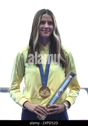 Paris, Frankreich. August 2024. Die Goldmedaillengewinnerin Yaroslava Mahuchikh aus der Ukraine reagiert auf die Siegerehrung des Hochsprungs der Frauen bei den Olympischen Spielen 2024 in Paris, Frankreich, 5. August 2024. Quelle: Li Ying/Xinhua/Alamy Live News Stockfoto