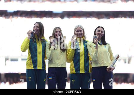 Paris, Frankreich. August 2024. Goldmedaillengewinner Yaroslava Mahuchikh (2. L) aus der Ukraine, Silbermedaillengewinner Nicola Olyslagers (1. L) aus Australien, Bronzemedaillengewinner Eleanor Patterson (2. R) aus Australien und Iryna Geraschtschenko aus der Ukraine reagieren auf die Siegerehrung des Hochsprungs der Frauen bei den Olympischen Spielen 2024 in Paris, Frankreich. August 2024. Quelle: Li Ying/Xinhua/Alamy Live News Stockfoto