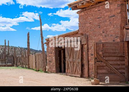 Alte Steinscheune, rustikaler Paddock Zaun am historischen Hubbell Trading Post Stockfoto