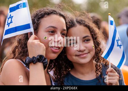 Sunnyhill Park, Hendon, Großbritannien. August 2024. Die jüdische Gemeinde und Verbündete treffen sich zum 5. Geburtstag von Ariel Bibas, der vor fast zehn Monaten von der Hamas zusammen mit seiner Familie brutal entführt wurde. Die Veranstaltung, die vom Geiseln- und Vermisstenfamilien-Forum UK und Stop the Hate (früher bekannt als genug) organisiert wurde, um Ariels Situation in den Augen der Öffentlichkeit zu halten und zur sicheren Rückkehr der Geiseln aufzurufen, beinhaltete eine Geburtstagsfeier mit Ballons, Cupcakes und Gesichtsbemalung im Batman-Stil. Quelle: Amanda Rose/Alamy Live News Stockfoto