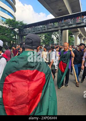 Dhaka, Bangladesch. August 2024. 90 wurden bei Protesten gegen die Regierung getötet. Der Studentenprotest begann im letzten Monat mit der Forderung, Quoten für Beamtenjobs abzuschaffen, hat sich aber inzwischen zu einer breiteren Anti-Regierungs-Bewegung entwickelt. Die Unruhen kommen, als die Studentenführer eine Kampagne des zivilen Ungehorsams erklärt haben, was Premierminister Scheich Hasina nach wochenlangen Unruhen zum Rücktritt gebracht hat. Stockfoto