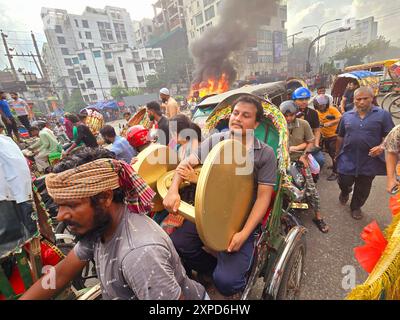 Dhaka, Bangladesch. August 2024. 90 wurden bei Protesten gegen die Regierung getötet. Der Studentenprotest begann im letzten Monat mit der Forderung, Quoten für Beamtenjobs abzuschaffen, hat sich aber inzwischen zu einer breiteren Anti-Regierungs-Bewegung entwickelt. Die Unruhen kommen, als die Studentenführer eine Kampagne des zivilen Ungehorsams erklärt haben, was Premierminister Scheich Hasina nach wochenlangen Unruhen zum Rücktritt gebracht hat. Stockfoto