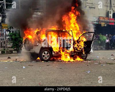 Dhaka, Bangladesch. August 2024. 90 wurden bei Protesten gegen die Regierung getötet. Der Studentenprotest begann im letzten Monat mit der Forderung, Quoten für Beamtenjobs abzuschaffen, hat sich aber inzwischen zu einer breiteren Anti-Regierungs-Bewegung entwickelt. Die Unruhen kommen, als die Studentenführer eine Kampagne des zivilen Ungehorsams erklärt haben, was Premierminister Scheich Hasina nach wochenlangen Unruhen zum Rücktritt gebracht hat. Stockfoto