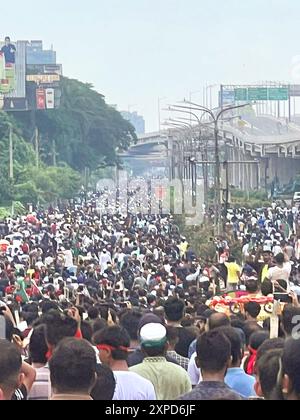 Dhaka, Bangladesch. August 2024. 90 wurden bei Protesten gegen die Regierung getötet. Der Studentenprotest begann im letzten Monat mit der Forderung, Quoten für Beamtenjobs abzuschaffen, hat sich aber inzwischen zu einer breiteren Anti-Regierungs-Bewegung entwickelt. Die Unruhen kommen, als die Studentenführer eine Kampagne des zivilen Ungehorsams erklärt haben, was Premierminister Scheich Hasina nach wochenlangen Unruhen zum Rücktritt gebracht hat. Stockfoto