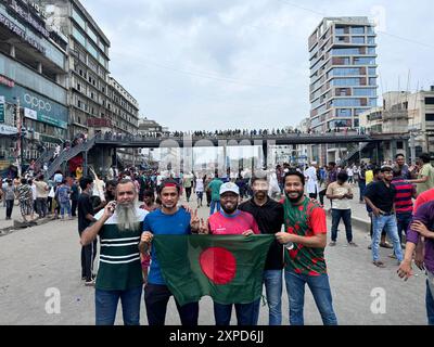 Dhaka, Bangladesch. August 2024. 90 wurden bei Protesten gegen die Regierung getötet. Der Studentenprotest begann im letzten Monat mit der Forderung, Quoten für Beamtenjobs abzuschaffen, hat sich aber inzwischen zu einer breiteren Anti-Regierungs-Bewegung entwickelt. Die Unruhen kommen, als die Studentenführer eine Kampagne des zivilen Ungehorsams erklärt haben, was Premierminister Scheich Hasina nach wochenlangen Unruhen zum Rücktritt gebracht hat. Stockfoto