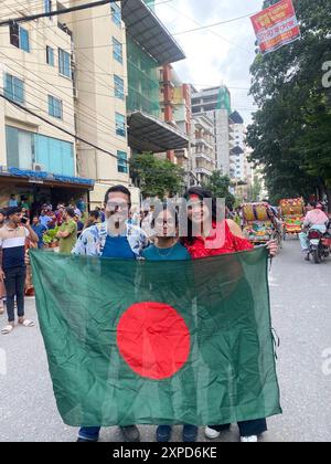 Dhaka, Bangladesch. August 2024. 90 wurden bei Protesten gegen die Regierung getötet. Der Studentenprotest begann im letzten Monat mit der Forderung, Quoten für Beamtenjobs abzuschaffen, hat sich aber inzwischen zu einer breiteren Anti-Regierungs-Bewegung entwickelt. Die Unruhen kommen, als die Studentenführer eine Kampagne des zivilen Ungehorsams erklärt haben, was Premierminister Scheich Hasina nach wochenlangen Unruhen zum Rücktritt gebracht hat. Stockfoto