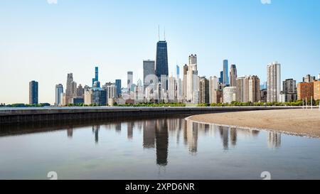 Die reflektierte Skyline von chicago im frühen Morgenlicht Stockfoto