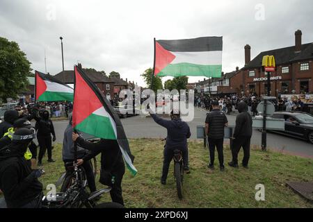 Bordesely Green, Birmingham 5. August 2024 - Hunderte von Menschen kamen heraus, um lokale Geschäfte und eine Moschee (Village Islamic Centre) zu schützen, nachdem Gerüchte über Mitglieder der EDL und andere Demonstranten in die Gegend kamen. Die Geschäfte wurden geschlossen und ein lokales Krankenhaus schickte das Personal nach Hause, da zu erwarten war, dass Gewalt bedroht war. Aufgrund der Reaktion der Komunionen kamen jedoch keine Patrioten an und die friedlichen Proteste setzten sich durch. ENDE - Guthaben: Stop Press Media/Alamy Live News Stockfoto