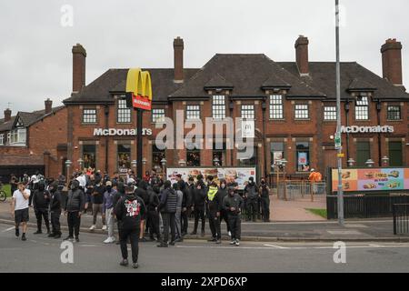 Bordesely Green, Birmingham 5. August 2024 - Hunderte von Menschen kamen heraus, um lokale Geschäfte und eine Moschee (Village Islamic Centre) zu schützen, nachdem Gerüchte über Mitglieder der EDL und andere Demonstranten in die Gegend kamen. Die Geschäfte wurden geschlossen und ein lokales Krankenhaus schickte das Personal nach Hause, da zu erwarten war, dass Gewalt bedroht war. Aufgrund der Reaktion der Komunionen kamen jedoch keine Patrioten an und die friedlichen Proteste setzten sich durch. ENDE - Guthaben: Stop Press Media/Alamy Live News Stockfoto