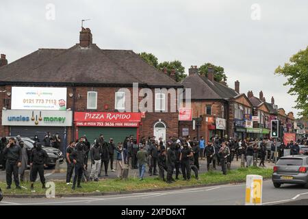 Bordesely Green, Birmingham 5. August 2024 - Hunderte von Menschen kamen heraus, um lokale Geschäfte und eine Moschee (Village Islamic Centre) zu schützen, nachdem Gerüchte über Mitglieder der EDL und andere Demonstranten in die Gegend kamen. Die Geschäfte wurden geschlossen und ein lokales Krankenhaus schickte das Personal nach Hause, da zu erwarten war, dass Gewalt bedroht war. Aufgrund der Reaktion der Komunionen kamen jedoch keine Patrioten an und die friedlichen Proteste setzten sich durch. ENDE - Guthaben: Stop Press Media/Alamy Live News Stockfoto