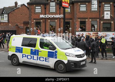 Bordesely Green, Birmingham 5. August 2024 - Hunderte von Menschen kamen heraus, um lokale Geschäfte und eine Moschee (Village Islamic Centre) zu schützen, nachdem Gerüchte über Mitglieder der EDL und andere Demonstranten in die Gegend kamen. Die Geschäfte wurden geschlossen und ein lokales Krankenhaus schickte das Personal nach Hause, da zu erwarten war, dass Gewalt bedroht war. Aufgrund der Reaktion der Komunionen kamen jedoch keine Patrioten an und die friedlichen Proteste setzten sich durch. ENDE - Guthaben: Stop Press Media/Alamy Live News Stockfoto