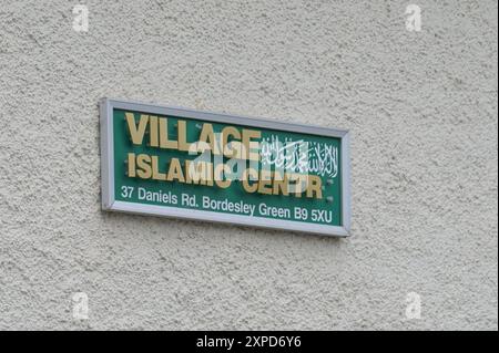 Bordesely Green, Birmingham 5. August 2024 - Hunderte von Menschen kamen heraus, um lokale Geschäfte und eine Moschee (Village Islamic Centre) zu schützen, nachdem Gerüchte über Mitglieder der EDL und andere Demonstranten in die Gegend kamen. Die Geschäfte wurden geschlossen und ein lokales Krankenhaus schickte das Personal nach Hause, da zu erwarten war, dass Gewalt bedroht war. Aufgrund der Reaktion der Komunionen kamen jedoch keine Patrioten an und die friedlichen Proteste setzten sich durch. ENDE - Guthaben: Stop Press Media/Alamy Live News Stockfoto