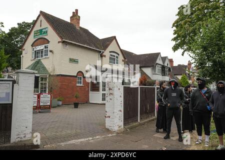 Bordesely Green, Birmingham 5. August 2024 - Hunderte von Menschen kamen heraus, um lokale Geschäfte und eine Moschee (Village Islamic Centre) zu schützen, nachdem Gerüchte über Mitglieder der EDL und andere Demonstranten in die Gegend kamen. Die Geschäfte wurden geschlossen und ein lokales Krankenhaus schickte das Personal nach Hause, da zu erwarten war, dass Gewalt bedroht war. Aufgrund der Reaktion der Komunionen kamen jedoch keine Patrioten an und die friedlichen Proteste setzten sich durch. ENDE - Guthaben: Stop Press Media/Alamy Live News Stockfoto