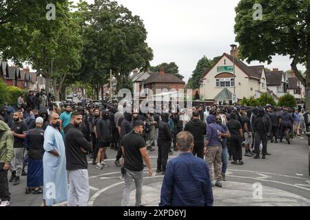 Bordesely Green, Birmingham 5. August 2024 - Hunderte von Menschen kamen heraus, um lokale Geschäfte und eine Moschee (Village Islamic Centre) zu schützen, nachdem Gerüchte über Mitglieder der EDL und andere Demonstranten in die Gegend kamen. Die Geschäfte wurden geschlossen und ein lokales Krankenhaus schickte das Personal nach Hause, da zu erwarten war, dass Gewalt bedroht war. Aufgrund der Reaktion der Komunionen kamen jedoch keine Patrioten an und die friedlichen Proteste setzten sich durch. ENDE - Guthaben: Stop Press Media/Alamy Live News Stockfoto