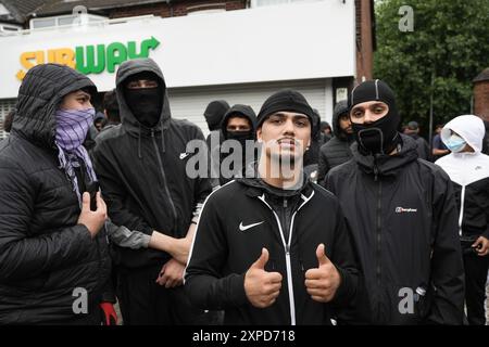 Bordesely Green, Birmingham 5. August 2024 - Hunderte von Menschen kamen heraus, um lokale Geschäfte und eine Moschee (Village Islamic Centre) zu schützen, nachdem Gerüchte über Mitglieder der EDL und andere Demonstranten in die Gegend kamen. Die Geschäfte wurden geschlossen und ein lokales Krankenhaus schickte das Personal nach Hause, da zu erwarten war, dass Gewalt bedroht war. Aufgrund der Reaktion der Komunionen kamen jedoch keine Patrioten an und die friedlichen Proteste setzten sich durch. ENDE - Guthaben: Stop Press Media/Alamy Live News Stockfoto