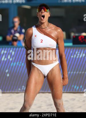 Paris, Frankreich. August 2024. Der Kanadier Brandie Wilkerson feiert am zehnten Tag der Olympischen Spiele in Paris am Montag, den 05. August 2024, den Sieg über die USA im Beach Volleyball-Wettbewerb. Kanada gewann mit 2 Sätzen gegen Null. Foto: Hugo Philpott/UPI Credit: UPI/Alamy Live News Stockfoto