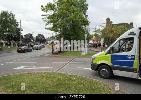 Bordesely Green, Birmingham 5. August 2024 - Hunderte von Menschen kamen heraus, um lokale Geschäfte und eine Moschee (Village Islamic Centre) zu schützen, nachdem Gerüchte über Mitglieder der EDL und andere Demonstranten in die Gegend kamen. Die Geschäfte wurden geschlossen und ein lokales Krankenhaus schickte das Personal nach Hause, da zu erwarten war, dass Gewalt bedroht war. Aufgrund der Reaktion der Komunionen kamen jedoch keine Patrioten an und die friedlichen Proteste setzten sich durch. ENDE - Guthaben: Stop Press Media/Alamy Live News Stockfoto