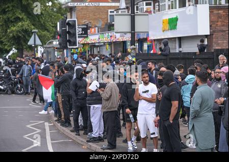 Bordesely Green, Birmingham 5. August 2024 - Hunderte von Menschen kamen heraus, um lokale Geschäfte und eine Moschee (Village Islamic Centre) zu schützen, nachdem Gerüchte über Mitglieder der EDL und andere Demonstranten in die Gegend kamen. Die Geschäfte wurden geschlossen und ein lokales Krankenhaus schickte das Personal nach Hause, da zu erwarten war, dass Gewalt bedroht war. Aufgrund der Reaktion der Komunionen kamen jedoch keine Patrioten an und die friedlichen Proteste setzten sich durch. ENDE - Guthaben: Stop Press Media/Alamy Live News Stockfoto