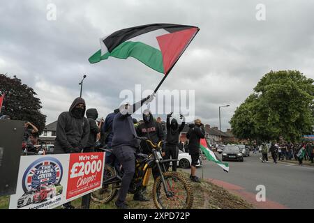 Bordesely Green, Birmingham 5. August 2024 - Hunderte von Menschen kamen heraus, um lokale Geschäfte und eine Moschee (Village Islamic Centre) zu schützen, nachdem Gerüchte über Mitglieder der EDL und andere Demonstranten in die Gegend kamen. Die Geschäfte wurden geschlossen und ein lokales Krankenhaus schickte das Personal nach Hause, da zu erwarten war, dass Gewalt bedroht war. Aufgrund der Reaktion der Komunionen kamen jedoch keine Patrioten an und die friedlichen Proteste setzten sich durch. ENDE - Guthaben: Stop Press Media/Alamy Live News Stockfoto