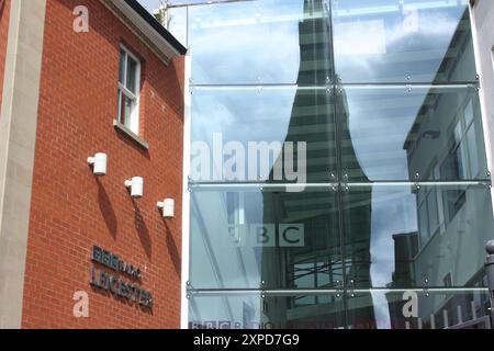 Der Glaseingang zum BBC Radio Leicester mit einer Reflexion des Turms der Leicester Cathedral Stockfoto