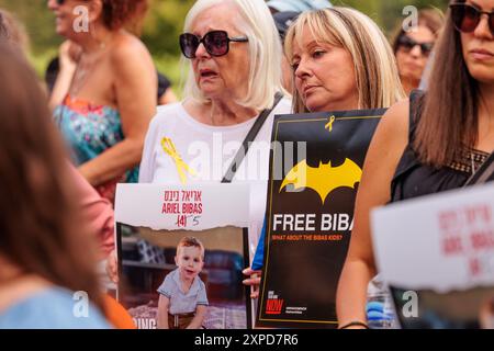 Sunnyhill Park, Hendon, Großbritannien. August 2024. Die jüdische Gemeinde und Verbündete treffen sich zum 5. Geburtstag von Ariel Bibas, der vor fast zehn Monaten von der Hamas zusammen mit seiner Familie brutal entführt wurde. Die Veranstaltung, die vom Geiseln- und Vermisstenfamilien-Forum UK und Stop the Hate (früher bekannt als genug) organisiert wurde, um Ariels Situation in den Augen der Öffentlichkeit zu halten und zur sicheren Rückkehr der Geiseln aufzurufen, beinhaltete eine Geburtstagsfeier mit Ballons, Cupcakes und Gesichtsbemalung im Batman-Stil. Quelle: Amanda Rose/Alamy Live News Stockfoto