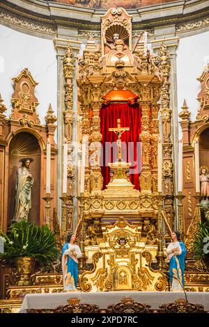 Altar der Pfarrei San Juan Bautista Coyoacán, eines der wichtigsten touristischen Zentren in Mexiko-Stadt. (Foto: Luis Gutierrez Norte Foto) Altar de la Parroquia San Juan Bautista Coyoacán , Centro Turísticos más importantes de la Ciudad de México.​..(Foto: Luis Gutierrez Norte) Stockfoto