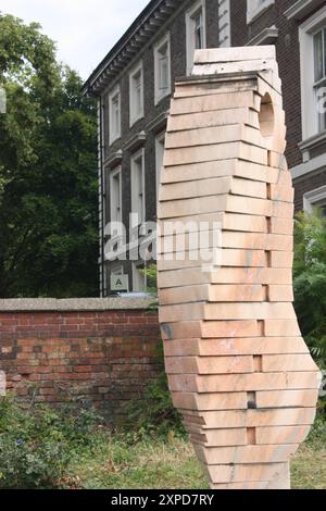 Skulptur, die der Bekleidungsindustrie von John Atkin gewidmet ist, befindet sich am New Walk, Leicester, England, Großbritannien Stockfoto