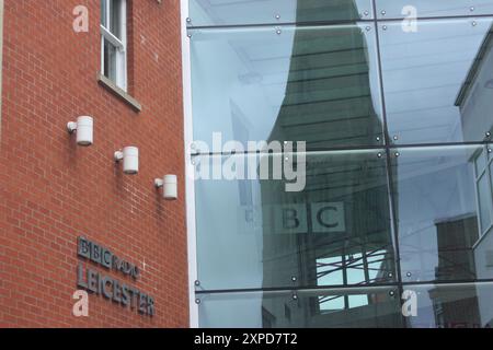 Der Glaseingang zum BBC Radio Leicester mit einer Reflexion des Turms der Leicester Cathedral Stockfoto